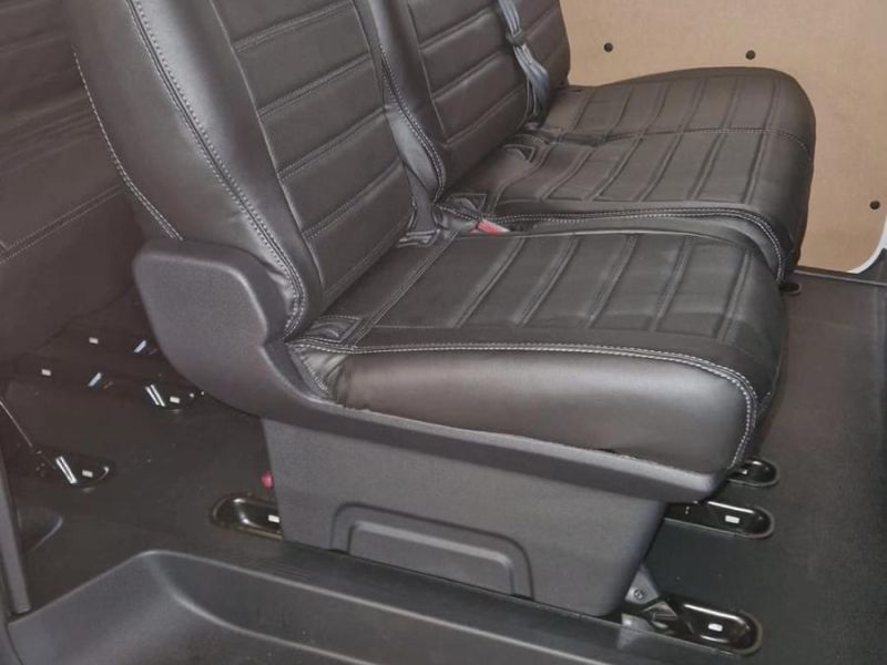 Achterbank bedrijfsbus met zwart lederen hoezen