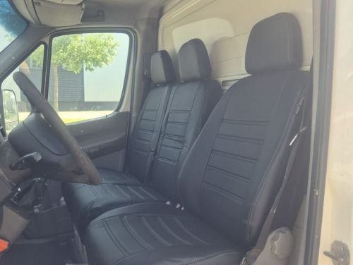 Autostoelen na montage met op maat gemaakte stoelhoezen