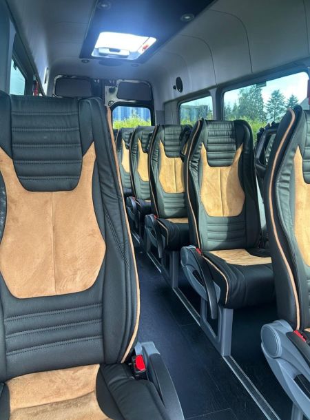 Versleten busstoelen voor de vervanging