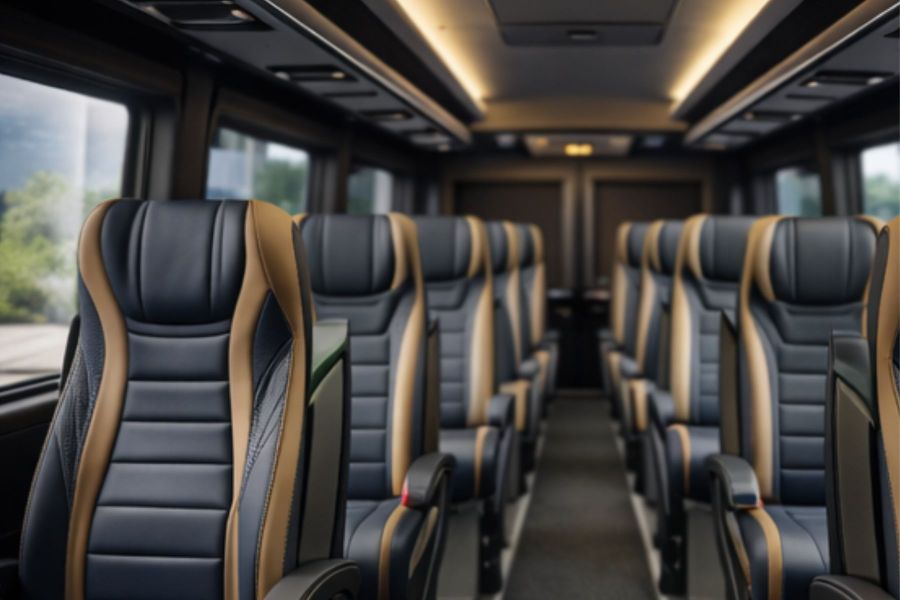 Complete bus voorzien van nieuwe stoelen